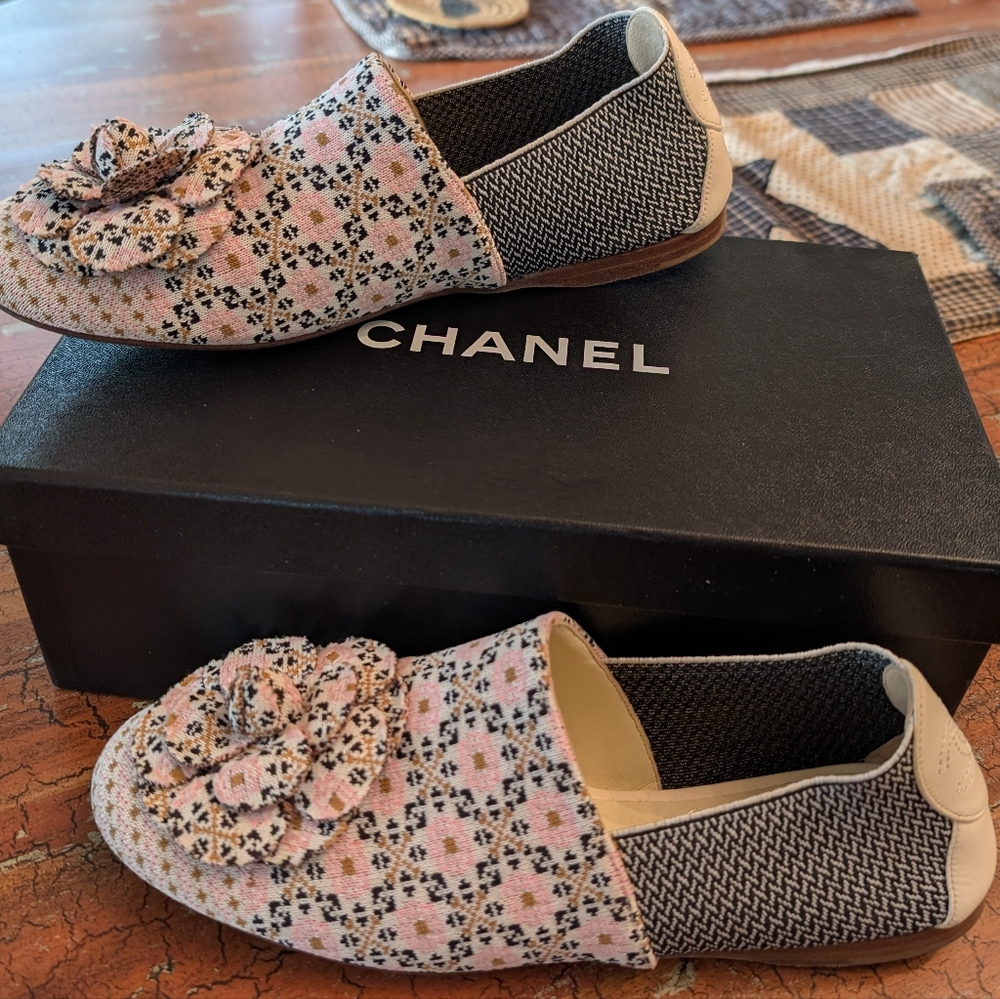CHANEL Women's Floral Loafers - Pink and Black - Picture 2 of 9